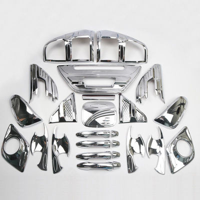 Eco Hilux Revo 2015+のための友好的なプラスチック車のChromeのキットのスライバそして黒い色