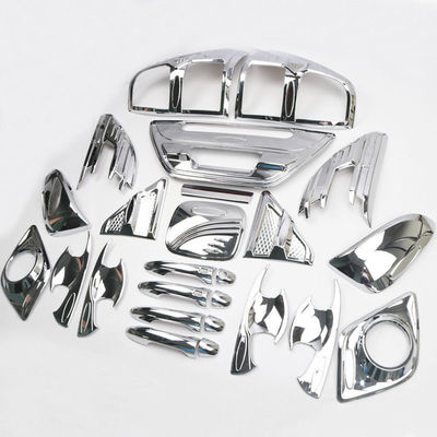 Eco Hilux Revo 2015+のための友好的なプラスチック車のChromeのキットのスライバそして黒い色
