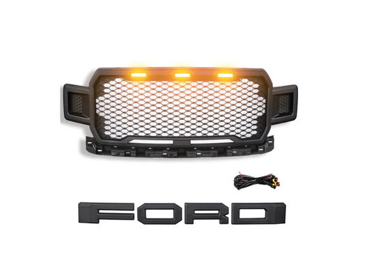 4x4フォードF150ライトが付いている2018年の車の前部グリル
