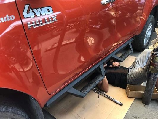 OEMの製造業者の卸売は注文の踏板、Hilux LC NP300 Isuzuトリトンのためのトラックのステップ棒に金属をかぶせる