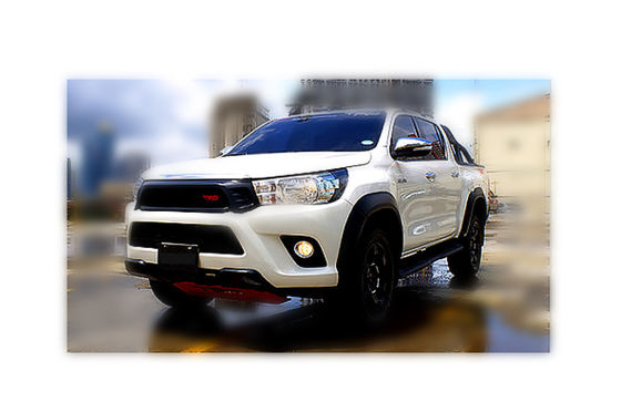 走行灯のHilux Revo車の前部グリルで造られる