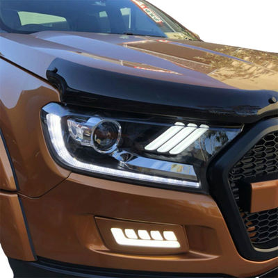 吹流しの回転ヘッドライトが付いているFord Ranger T7 2015+のヘッドライトの尾ライト