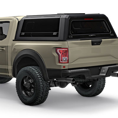 黒い鋼鉄自動車のトラックのトノーはFord Rangerトヨタ・ハイラックスを覆う