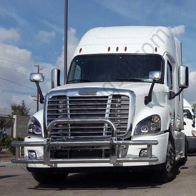 Freightlinerカスカディアのための卸し売り円形の正方形の管のトラックのシカの監視